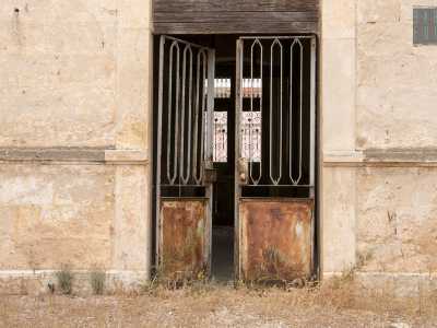 Avanziamo a fatica verso la porta secondaria, collocata sul retro dell'asilo